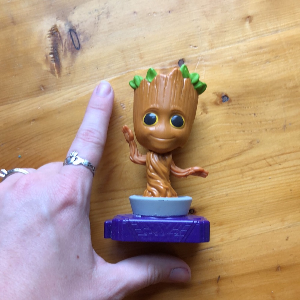 2020 MARVEL HEROES- AVENGERS-9 Mcdonalds toy - Picture 2 of 3